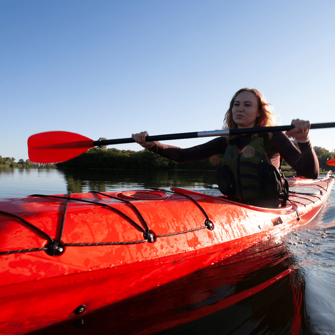 femme en canoë kayak sur une rivière