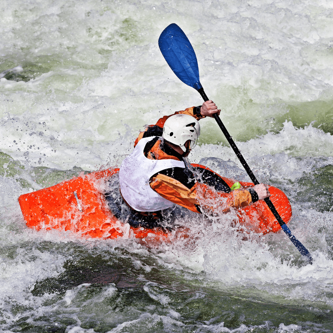 homme dans les rapides en canoë kayak