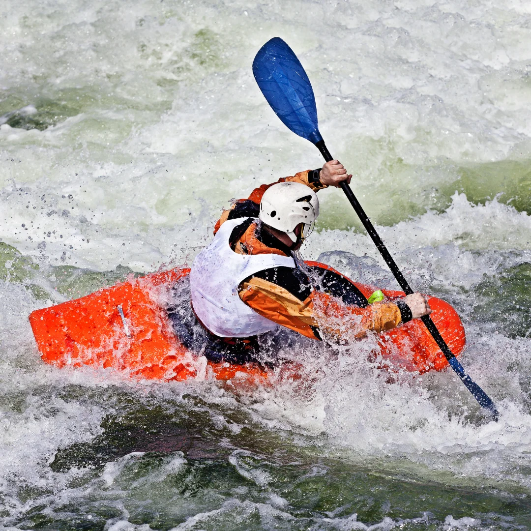 homme dans les rapides en canoë kayak