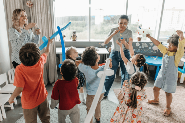 animatrices en centre de loisirs pour enfants