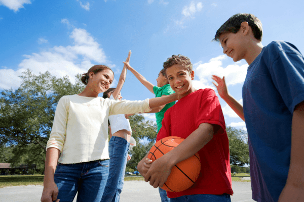 enfants jouant au ballon