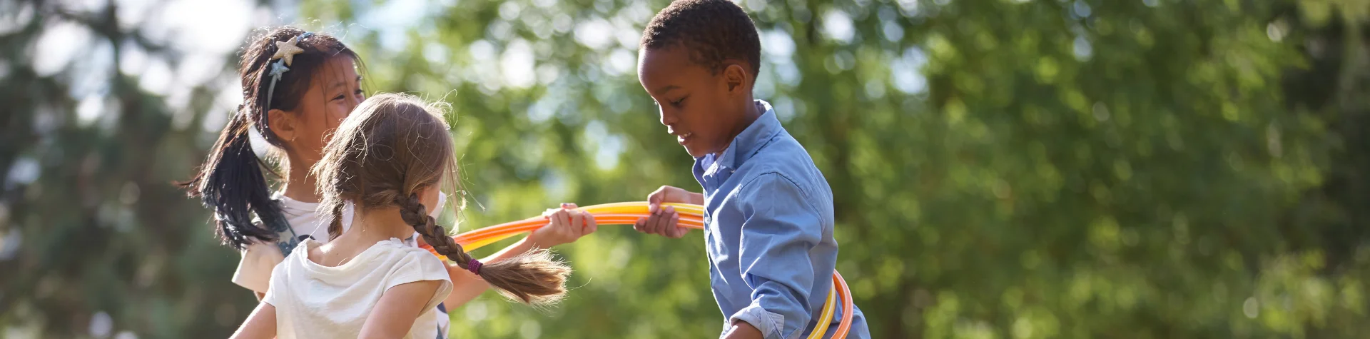 enfants qui jouent ensemble au cerceau