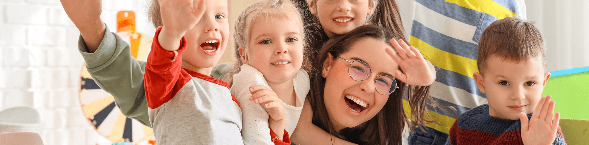 animatrice avec un groupe d'enfants