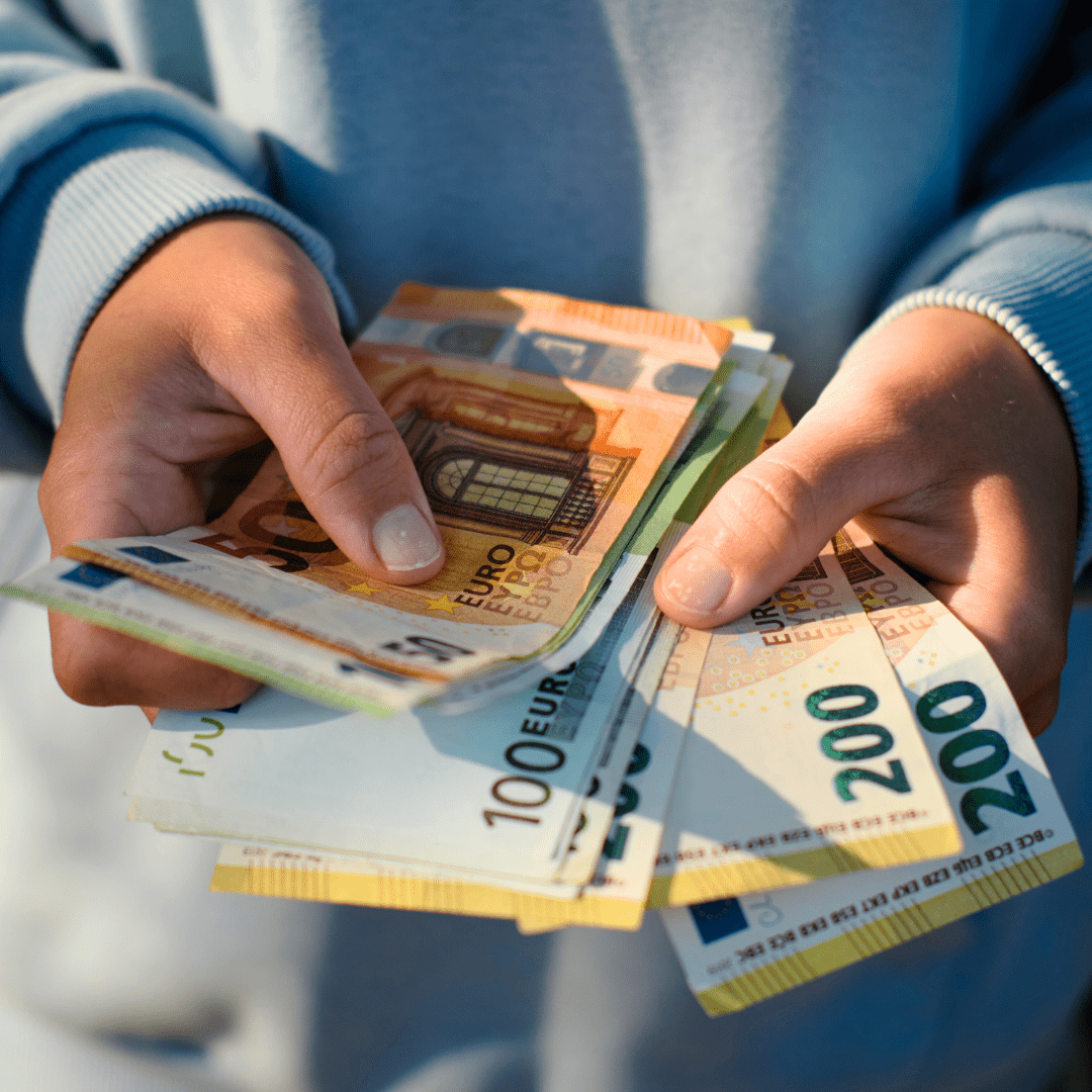 alternant qui tient son salaire dans les mains