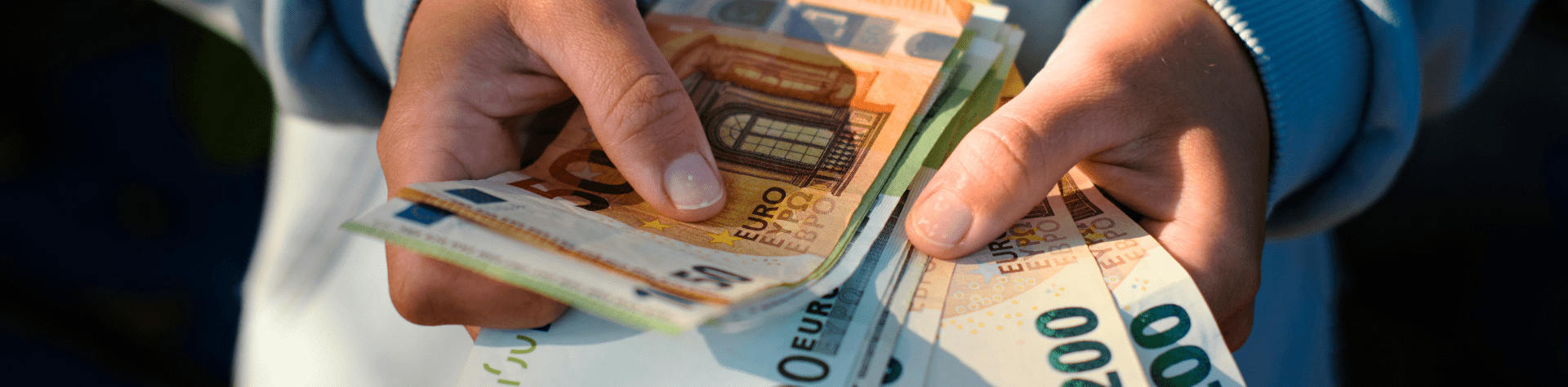 alternant qui tient son salaire dans les mains