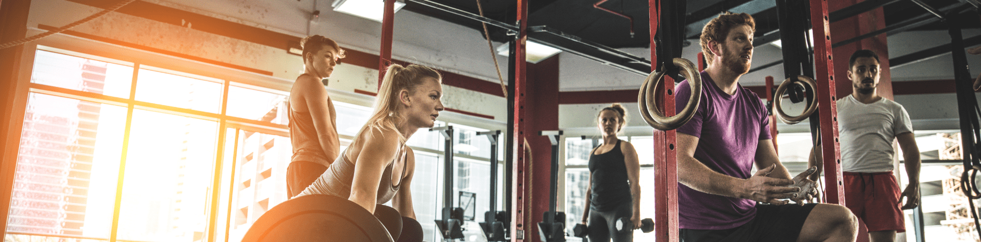 groupe de personnes qui s'entrainent dans une salle de sport