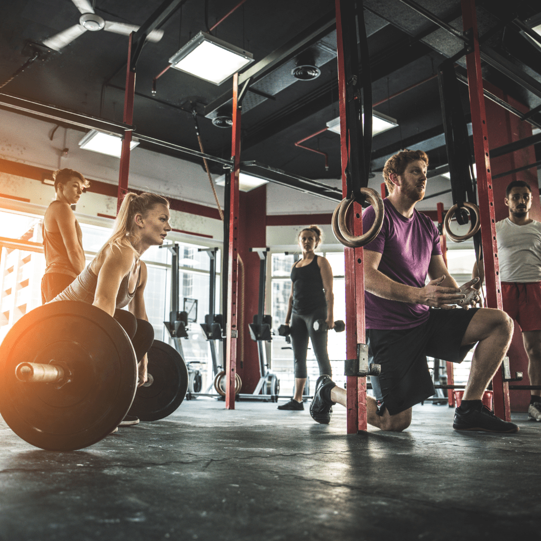 groupe de personnes qui s'entrainent dans une salle de sport